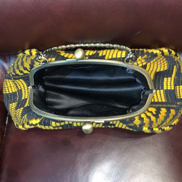 Unique Clasp Purse Handbag - Picture 10 of 12